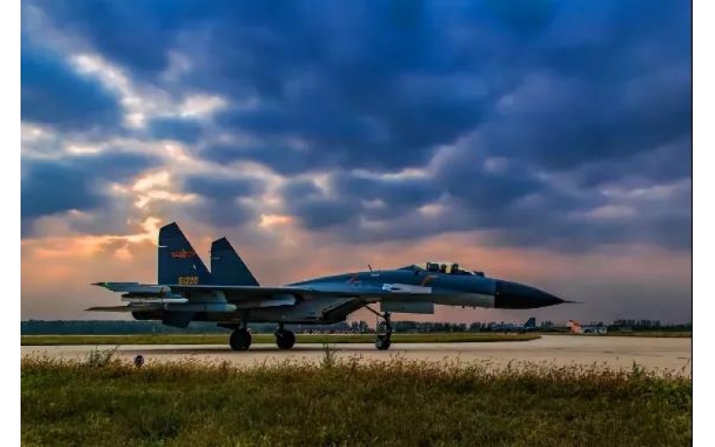 中國(guó)空軍強(qiáng)勢(shì)驅(qū)離美軍戰(zhàn)機(jī)！頑疾問(wèn)題不能留給后輩人