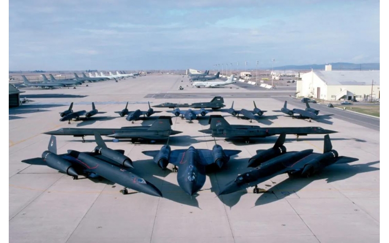 外表科幻的SR-71“黑鳥”偵察機(jī)，為什么突然就退役了？