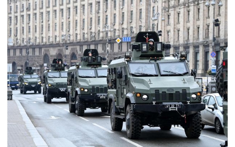 在令人毛骨悚然的鏡頭中，俄羅斯戰爭導彈在烏克蘭的記者頭上飛過