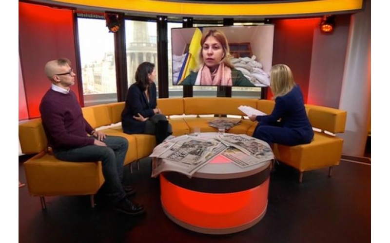 烏克蘭領(lǐng)導(dǎo)人用沙袋和國(guó)旗出人意料地抨擊“恐怖分子”俄羅斯