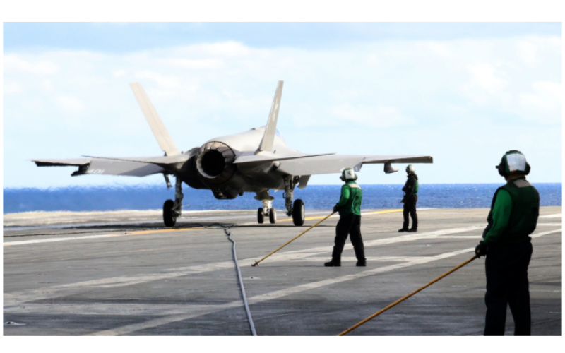 海軍稱，在南海造成七名船員受傷的噴氣式飛機“著陸事故”后飛行員被迫撤離
